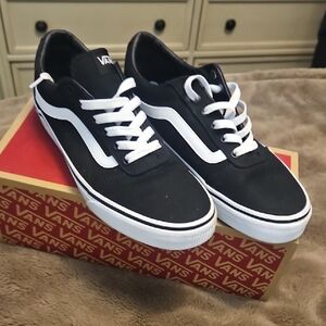 Vans Black and White Low-Top Sneakers. Womans 10